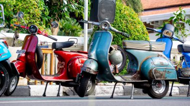 Gün boyunca park alanında scooter..