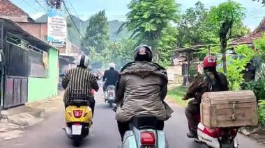 Endonezya motosikletine birlikte binerek Kartini gününü (Endonezya Kadın Günü) kutluyoruz.)