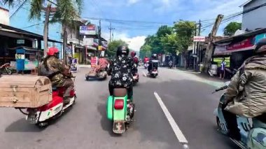 Endonezya motosikletine birlikte binerek Kartini gününü (Endonezya Kadın Günü) kutluyoruz.)