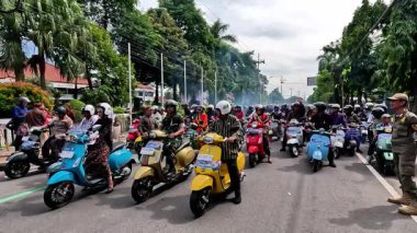 Endonezya motosikletine birlikte binerek Kartini gününü (Endonezya Kadın Günü) kutluyoruz.)