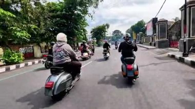 Endonezya motosikletine birlikte binerek Kartini gününü (Endonezya Kadın Günü) kutluyoruz.)