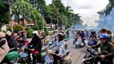 Endonezya motosikletine birlikte binerek Kartini gününü (Endonezya Kadın Günü) kutluyoruz.)