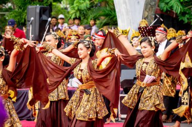 Tulungagung 'dan Pupus Gandrung dansı. Bu dans beraberlik kurarken gençlik hayatının dinamiklerini ifade eder..