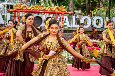 Tulungagung 'dan Pupus Gandrung dansı. Bu dans beraberlik kurarken gençlik hayatının dinamiklerini ifade eder..
