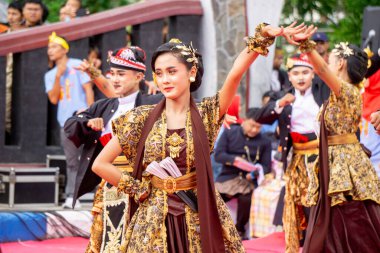 Tulungagung 'dan Pupus Gandrung dansı. Bu dans beraberlik kurarken gençlik hayatının dinamiklerini ifade eder..