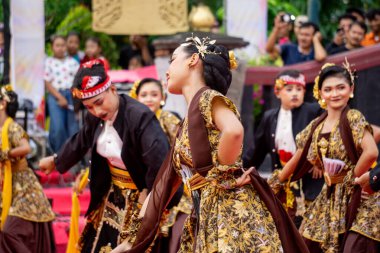 Tulungagung 'dan Pupus Gandrung dansı. Bu dans beraberlik kurarken gençlik hayatının dinamiklerini ifade eder..