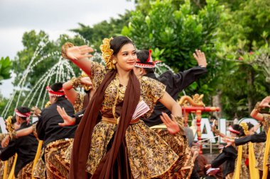 Tulungagung 'dan Pupus Gandrung dansı. Bu dans beraberlik kurarken gençlik hayatının dinamiklerini ifade eder..