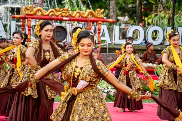 Tulungagung 'dan Pupus Gandrung dansı. Bu dans beraberlik kurarken gençlik hayatının dinamiklerini ifade eder..