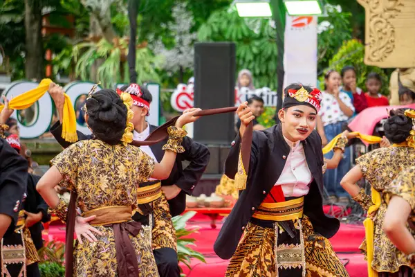 Tulungagung 'dan Pupus Gandrung dansı. Bu dans beraberlik kurarken gençlik hayatının dinamiklerini ifade eder..