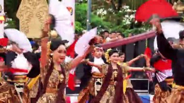 Tulungagung 'dan Pupus Gandrung dansı. Bu dans beraberlik kurarken gençlik hayatının dinamiklerini ifade eder..