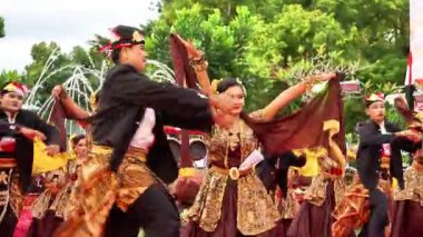 Tulungagung 'dan Pupus Gandrung dansı. Bu dans beraberlik kurarken gençlik hayatının dinamiklerini ifade eder..