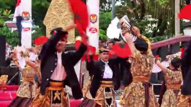 Tulungagung 'dan Pupus Gandrung dansı. Bu dans beraberlik kurarken gençlik hayatının dinamiklerini ifade eder..