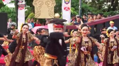 Tulungagung 'dan Pupus Gandrung dansı. Bu dans beraberlik kurarken gençlik hayatının dinamiklerini ifade eder..