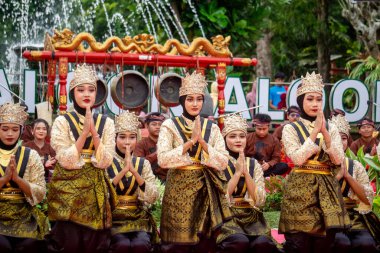 Aceh 'ten Saman Dansı. Bu dans ahengi, birlikteliği ve toplum ruhunu simgeliyor..