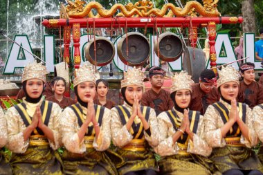 Aceh 'ten Saman Dansı. Bu dans ahengi, birlikteliği ve toplum ruhunu simgeliyor..