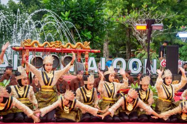 Aceh 'ten Saman Dansı. Bu dans ahengi, birlikteliği ve toplum ruhunu simgeliyor..