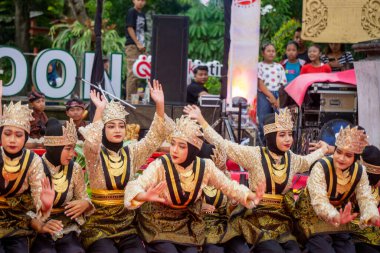 Aceh 'ten Saman Dansı. Bu dans ahengi, birlikteliği ve toplum ruhunu simgeliyor..