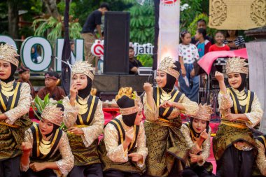 Aceh 'ten Saman Dansı. Bu dans ahengi, birlikteliği ve toplum ruhunu simgeliyor..