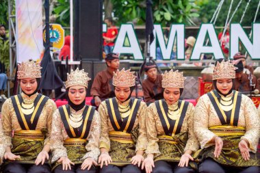 Aceh 'ten Saman Dansı. Bu dans ahengi, birlikteliği ve toplum ruhunu simgeliyor..