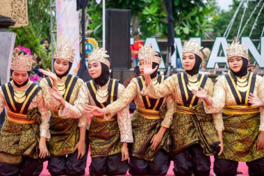 Aceh 'ten Saman Dansı. Bu dans ahengi, birlikteliği ve toplum ruhunu simgeliyor..