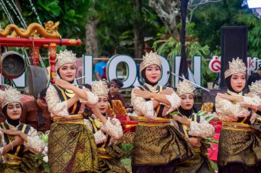 Aceh 'ten Saman Dansı. Bu dans ahengi, birlikteliği ve toplum ruhunu simgeliyor..