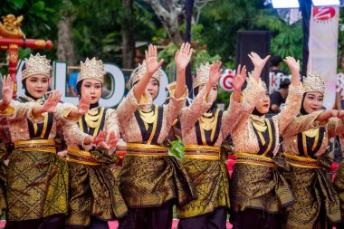 Aceh 'ten Saman Dansı. Bu dans ahengi, birlikteliği ve toplum ruhunu simgeliyor..