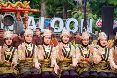 Aceh 'ten Saman Dansı. Bu dans ahengi, birlikteliği ve toplum ruhunu simgeliyor..