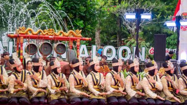 Aceh 'ten Saman Dansı. Bu dans ahengi, birlikteliği ve toplum ruhunu simgeliyor..