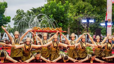 Aceh 'ten Saman Dansı. Bu dans ahengi, birlikteliği ve toplum ruhunu simgeliyor..