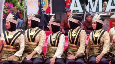 Aceh 'ten Saman Dansı. Bu dans ahengi, birlikteliği ve toplum ruhunu simgeliyor..