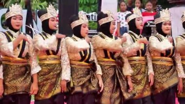 Aceh 'ten Saman Dansı. Bu dans ahengi, birlikteliği ve toplum ruhunu simgeliyor..