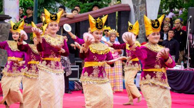 Batı Sumatra 'dan korsan dansı (tabak dansı). Bu dans, bereketli hasat için şükranlarımızı sunar..