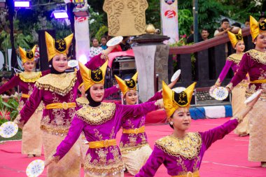 Batı Sumatra 'dan korsan dansı (tabak dansı). Bu dans, bereketli hasat için şükranlarımızı sunar..