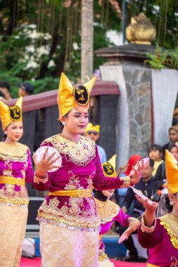 Batı Sumatra 'dan korsan dansı (tabak dansı). Bu dans, bereketli hasat için şükranlarımızı sunar..