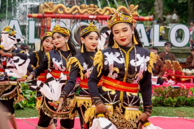Borneo 'dan Pabat pibui dansı. Bu dans, günlük hayatta karşılıklı işbirliğinin ruhunu tasvir eder..