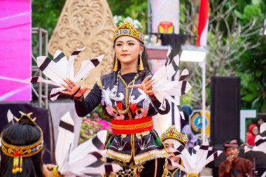 Borneo 'dan Pabat pibui dansı. Bu dans, günlük hayatta karşılıklı işbirliğinin ruhunu tasvir eder..