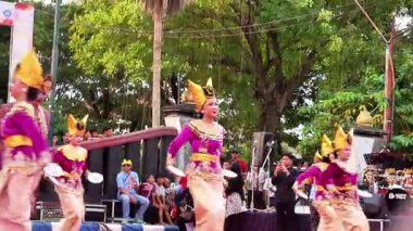 Batı Sumatra 'dan korsan dansı (tabak dansı). Bu dans, bereketli hasat için şükranlarımızı sunar..