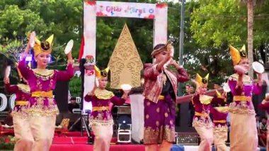 Batı Sumatra 'dan korsan dansı (tabak dansı). Bu dans, bereketli hasat için şükranlarımızı sunar..