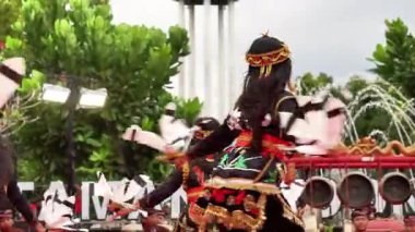 Borneo 'dan Pabat pibui dansı. Bu dans, günlük hayatta karşılıklı işbirliğinin ruhunu tasvir eder..