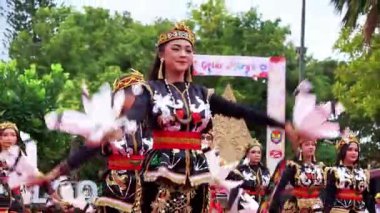 Borneo 'dan Pabat pibui dansı. Bu dans, günlük hayatta karşılıklı işbirliğinin ruhunu tasvir eder..