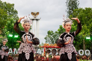 Betawi, Batı Java 'dan Kembang Kemayor dansı. Bu dans, misafirlerimizin dostane ve neşeli bir karşılaması..
