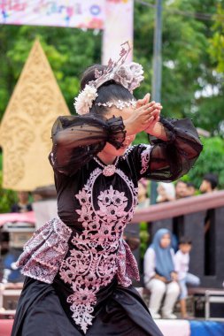 Betawi, Batı Java 'dan Kembang Kemayor dansı. Bu dans, misafirlerimizin dostane ve neşeli bir karşılaması..