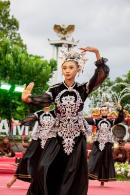 Betawi, Batı Java 'dan Kembang Kemayor dansı. Bu dans, misafirlerimizin dostane ve neşeli bir karşılaması..