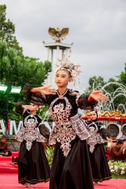 Betawi, Batı Java 'dan Kembang Kemayor dansı. Bu dans, misafirlerimizin dostane ve neşeli bir karşılaması..