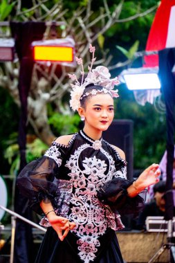 Betawi, Batı Java 'dan Kembang Kemayor dansı. Bu dans, misafirlerimizin dostane ve neşeli bir karşılaması..