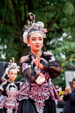 Betawi, Batı Java 'dan Kembang Kemayor dansı. Bu dans, misafirlerimizin dostane ve neşeli bir karşılaması..