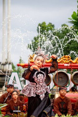 Betawi, Batı Java 'dan Kembang Kemayor dansı. Bu dans, misafirlerimizin dostane ve neşeli bir karşılaması..