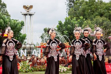 Betawi, Batı Java 'dan Kembang Kemayor dansı. Bu dans, misafirlerimizin dostane ve neşeli bir karşılaması..