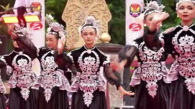 Betawi, Batı Java 'dan Kembang Kemayor dansı. Bu dans, misafirlerimizin dostane ve neşeli bir karşılaması..