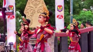 Sunda, West Java 'dan Jaipong Dansı. Bu dans çevik, enerjik ve anlamlı hareketleriyle bilinir..